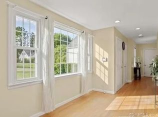 16 Windy Rdg, Trumbull, CT 06611