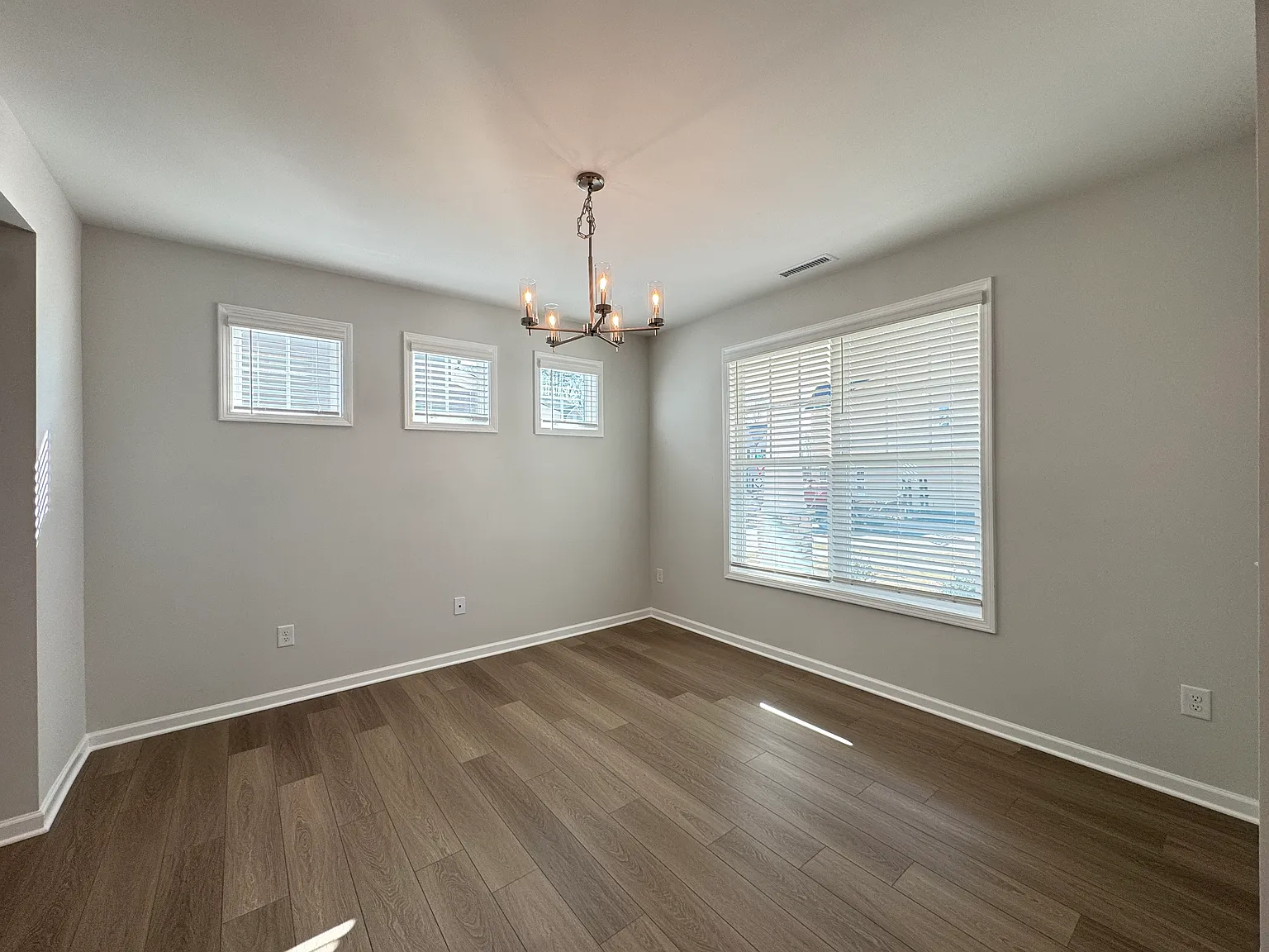 5 bed, 2868 sqft, $2,695 — Photo 4