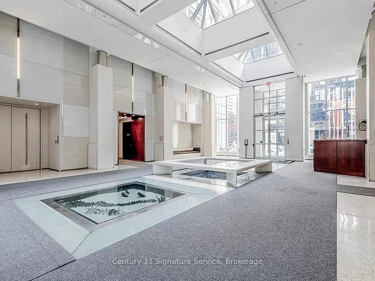 250 Wellington St W #Penthouse 36 — Photo 34