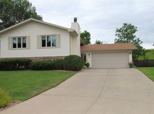 16 30th St SW, Minot, ND 58701