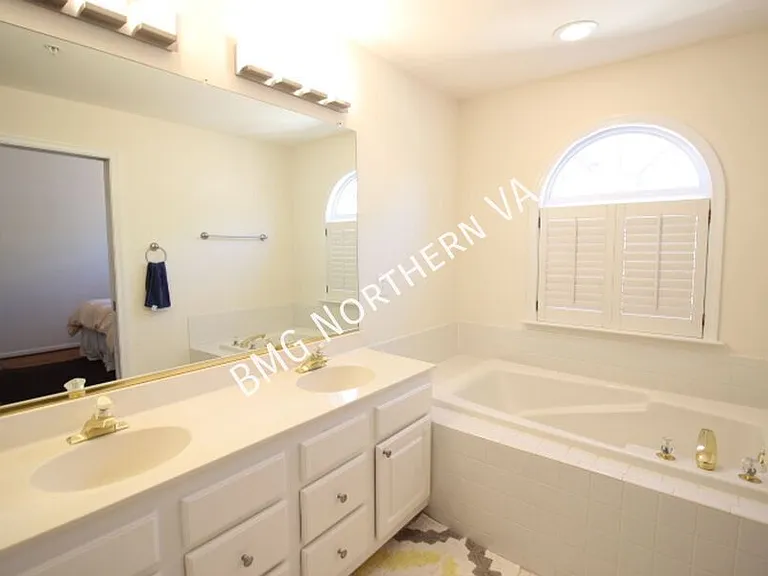 2304 N Greenbrier Ct #206 — Photo 17