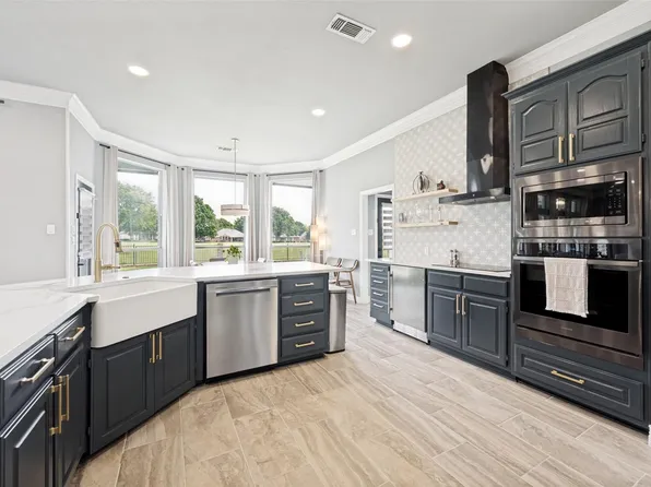 818 Riviera Dr, Mansfield, TX 76063