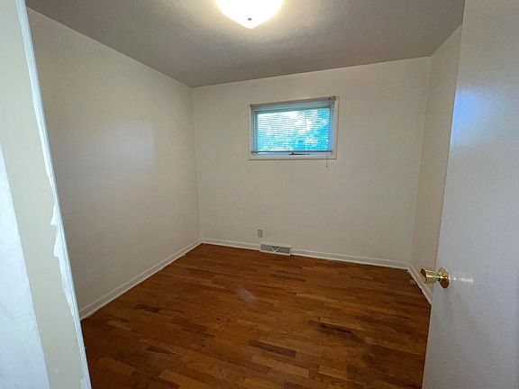 3rd image of 354 W 31st St