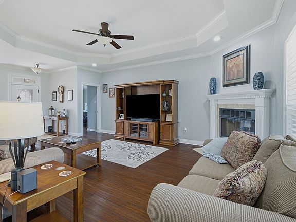 4th image of 330 Hampton Ct