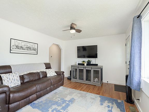 4th image of 602 E Franklin St