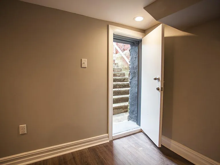 5837 Woodcrest Ave — Photo 12
