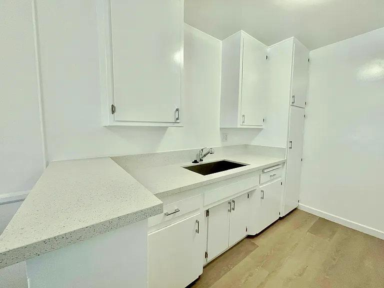 1311 N Fairfax Ave #18 — Photo 6
