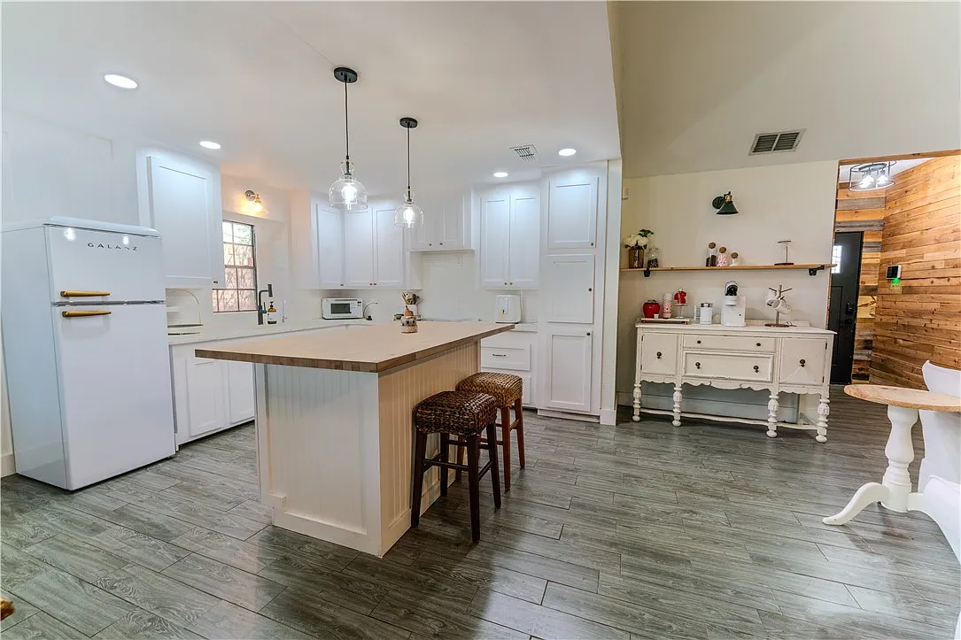 4 bed, 2.0 bath, 1859 sqft, $2,300 — Photo 3