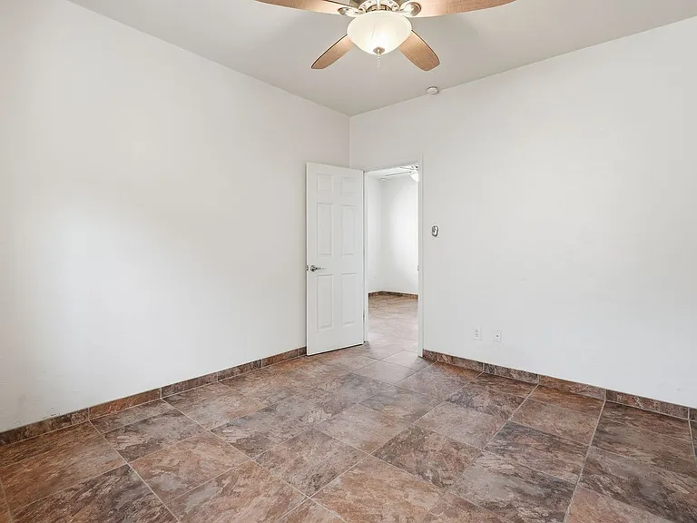 1048 E. 7th St. — Photo 14