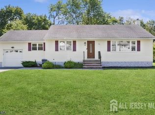 13 Maplehurst Ln, Piscataway, NJ 08854