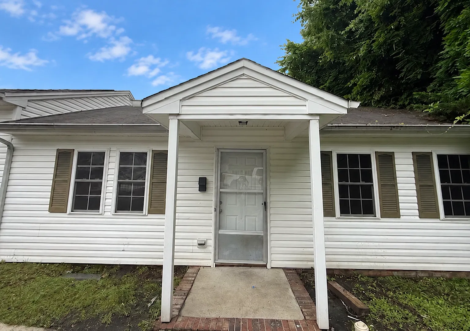 Two bedroom, one bath apartment in Burlington — Photo 1
