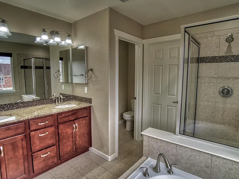 Upper level - 5-piece master bathroom (10' x 9').