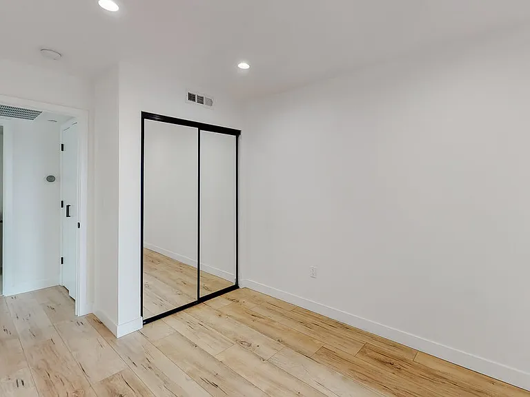 6811 Gloria Ave — Photo 22
