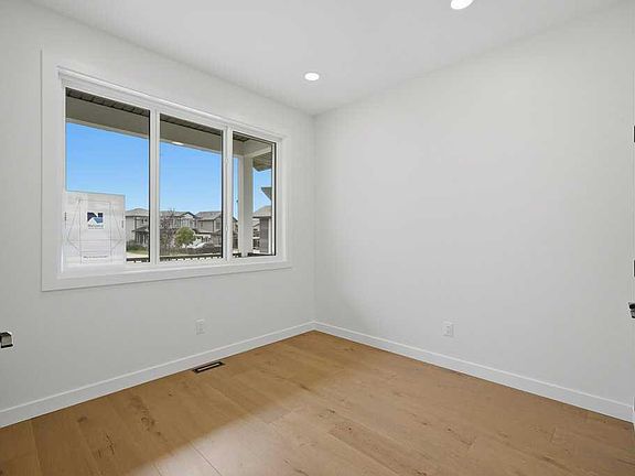 4th image of 37 W Maclean Close