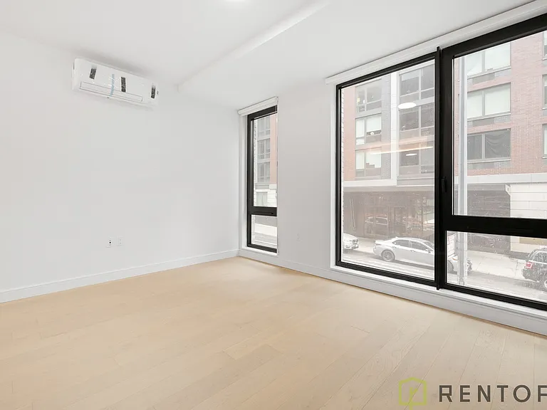 555 W 45th St #2B — Photo 8
