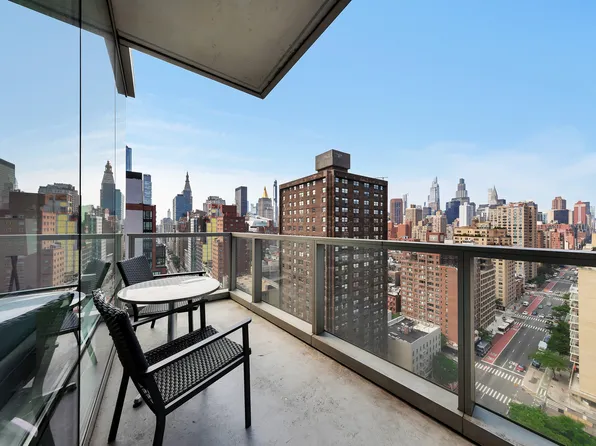 300 East 23rd Street 19B image 2 of 18