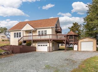 440 S Lakeshore Dr, Louisa, VA 23093