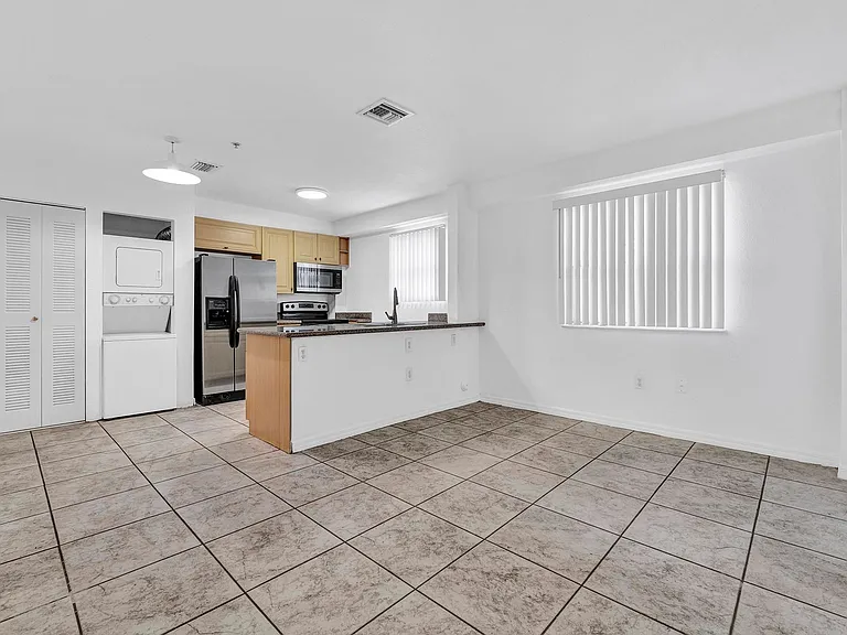 520 SW 5th St — Photo 1