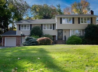 24 Huntington Rd, Edison, NJ 08820