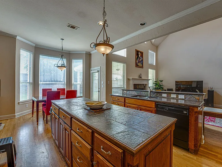 14 Center Ct — Photo 20