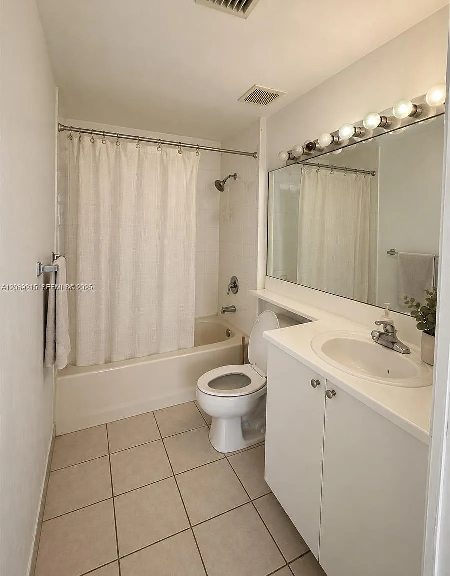 El-Ad Nob Hill Condo — Photo 4