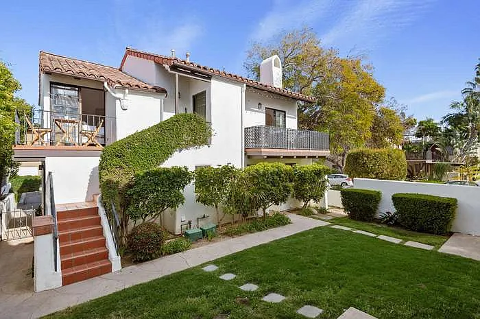 2 bed, 1.5 bath, 900 sqft, $4,400 — Photo 3