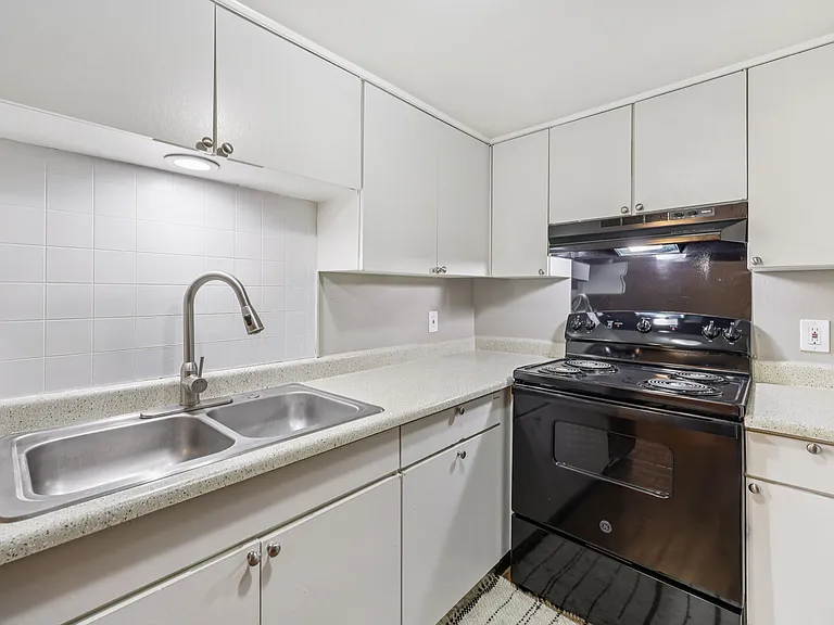 Premier Gardens Apartments — Photo 54