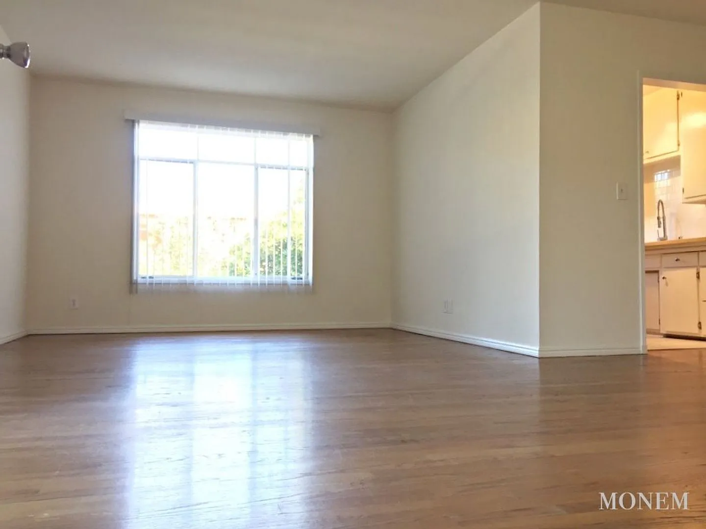 2001 N Beachwood Dr — Photo 2