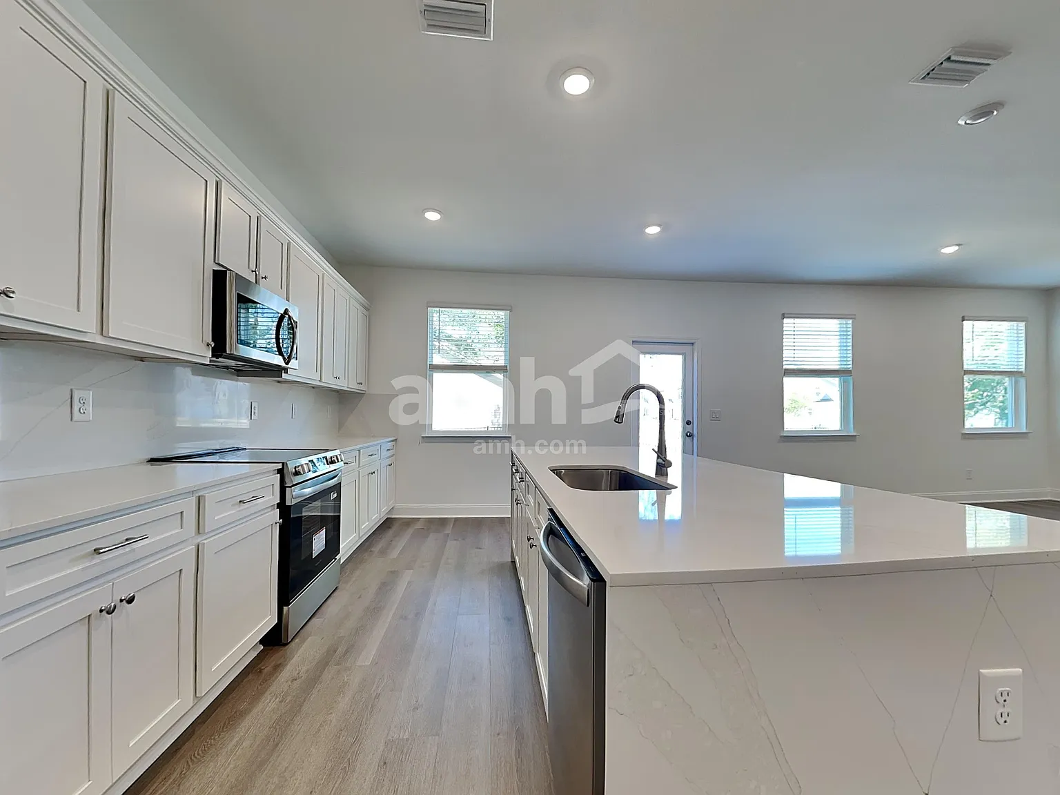 5 bed, 3.5 bath, 2440 sqft, $2,915 — Photo 3