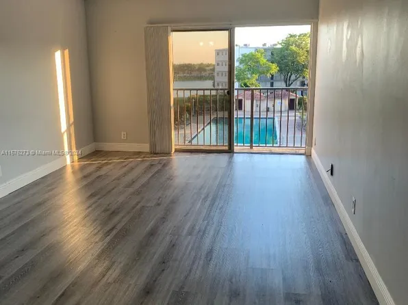 8620 N Sherman Cir APT 404, Hollywood, FL 33025