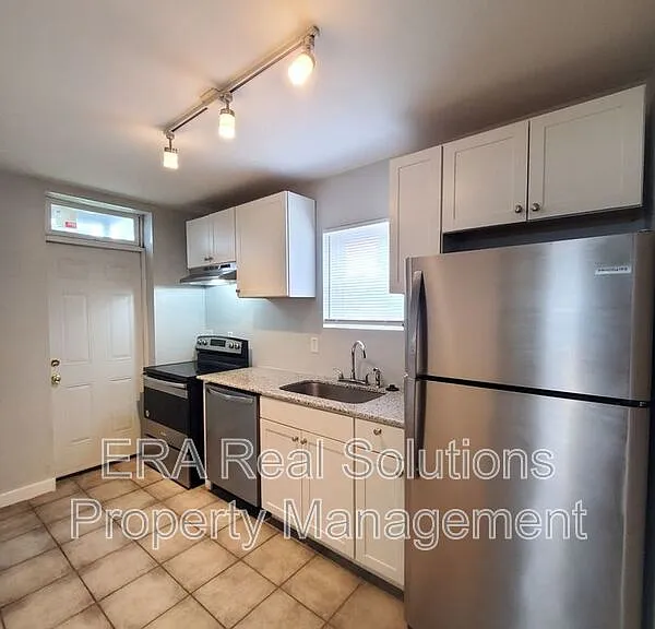 1092 Oakwood Ave — Photo 8