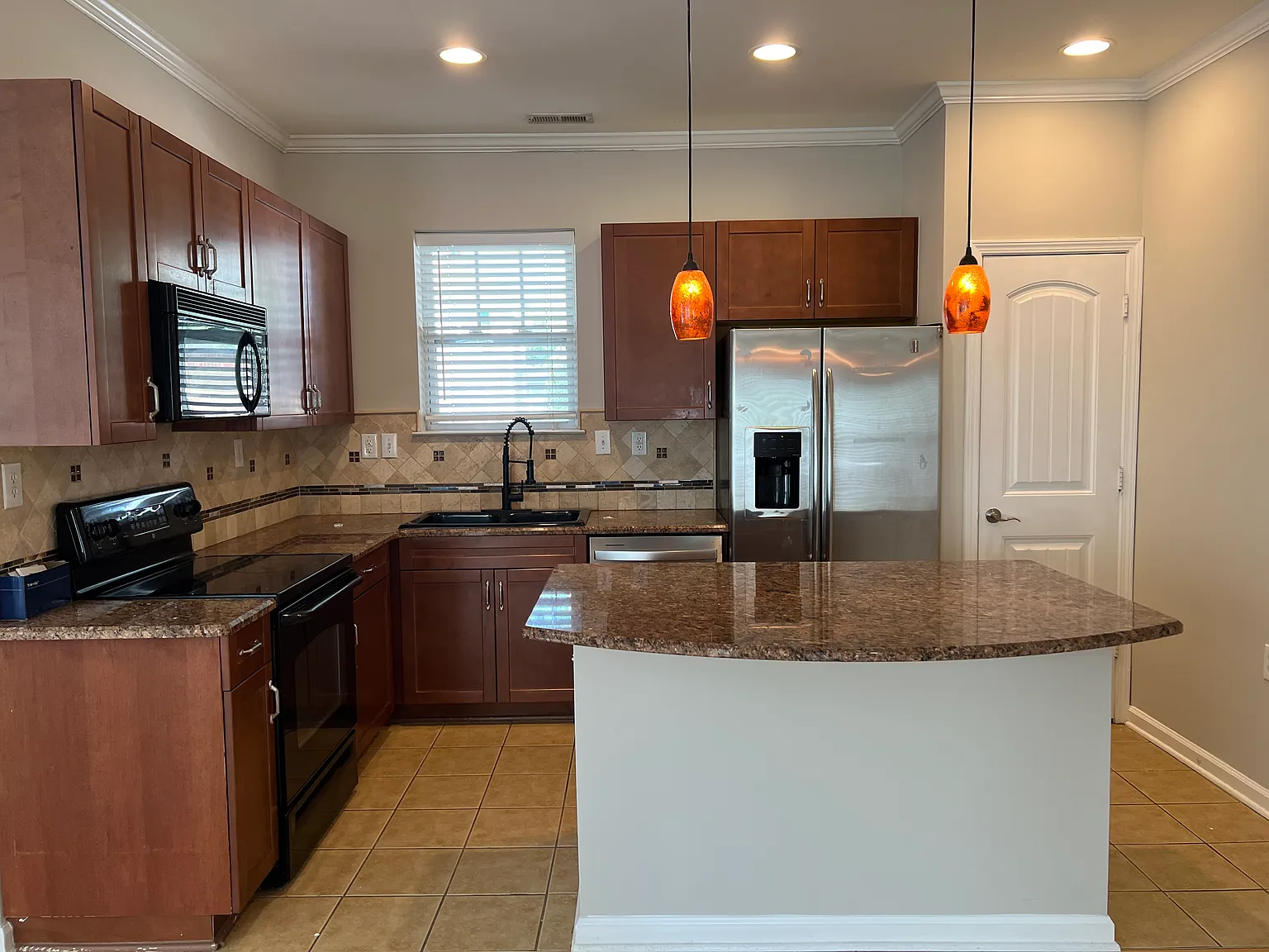 3 bed, 2.5 bath, 1600 sqft, $2,250 — Photo 3