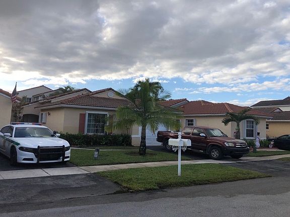 3rd image of 915 SW 180th Ter