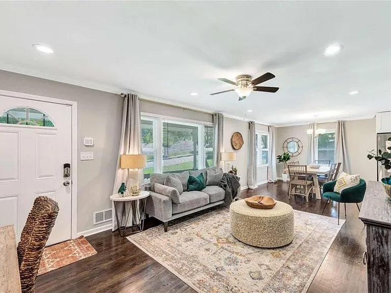 1376 Sandtown Rd SW — Photo 2