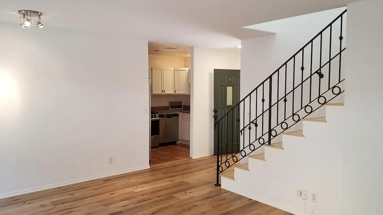 2 bed, 1100 sqft, $3,995 — Photo 3