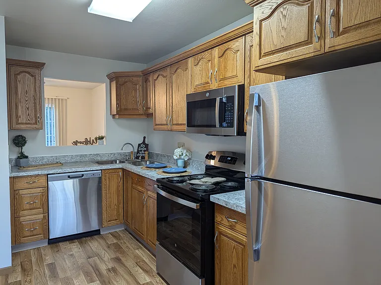 Holiday Park Apartments and Townhomes — Photo 11