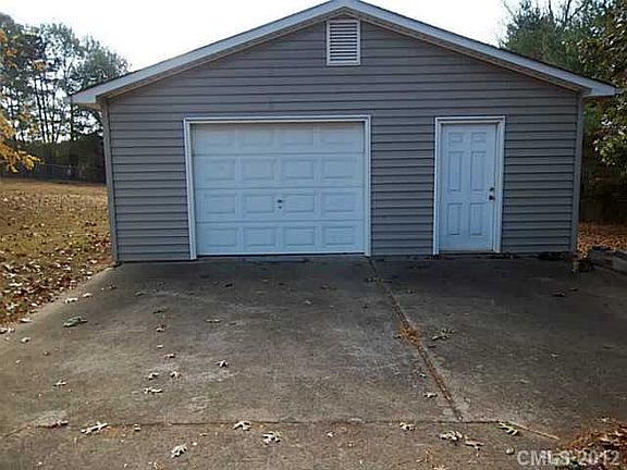 3rd image of 2591 Bernice Dr