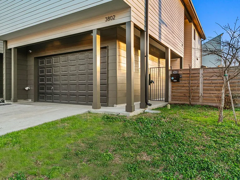 3802 Commerce St — Photo 44