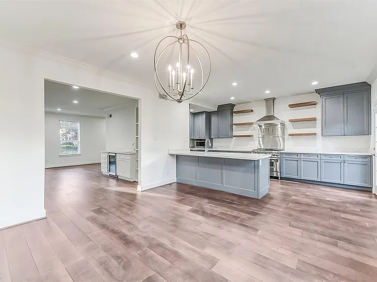 7505 Brompton St — Photo 2