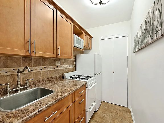 5th image of 40 Sutton Pl APT 3A