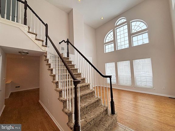 3rd image of 25 Grand Banks Cir