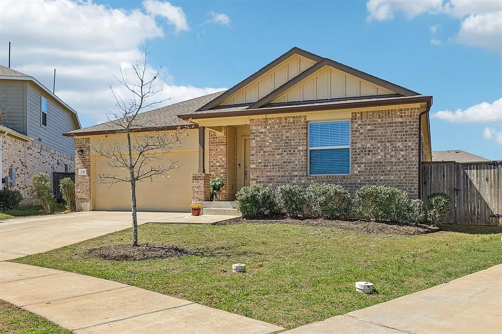 4 bed, 2.0 bath, 1957 sqft, $2,300 — Photo 3