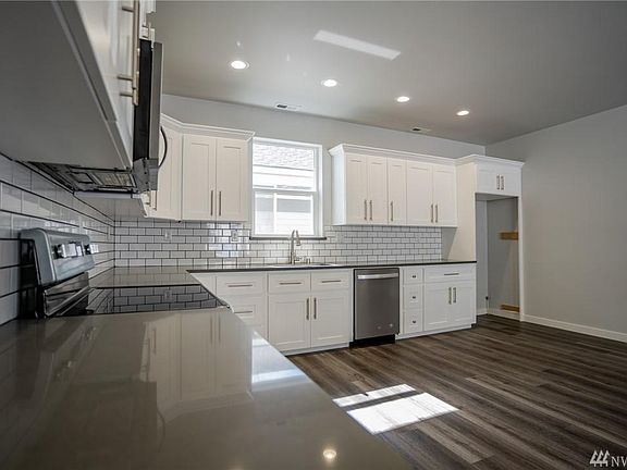 3rd image of 4052 Quinn Dr NE