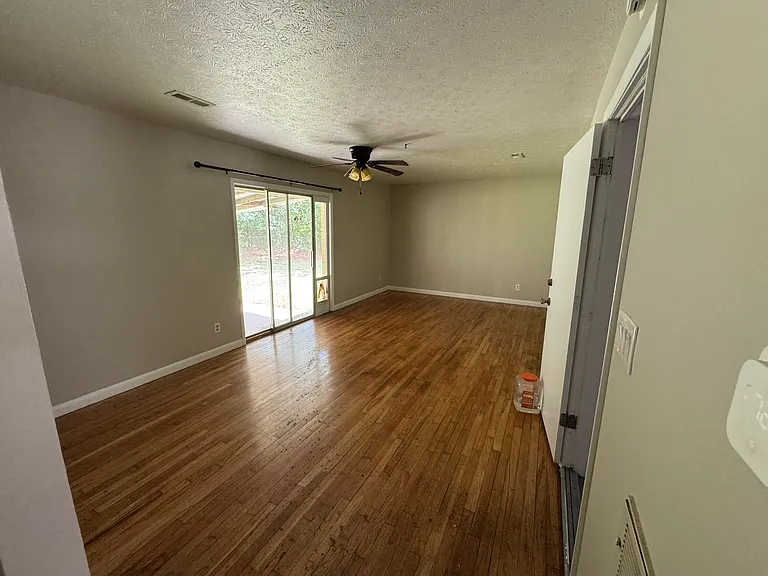 424 Morgan Ln — Photo 4