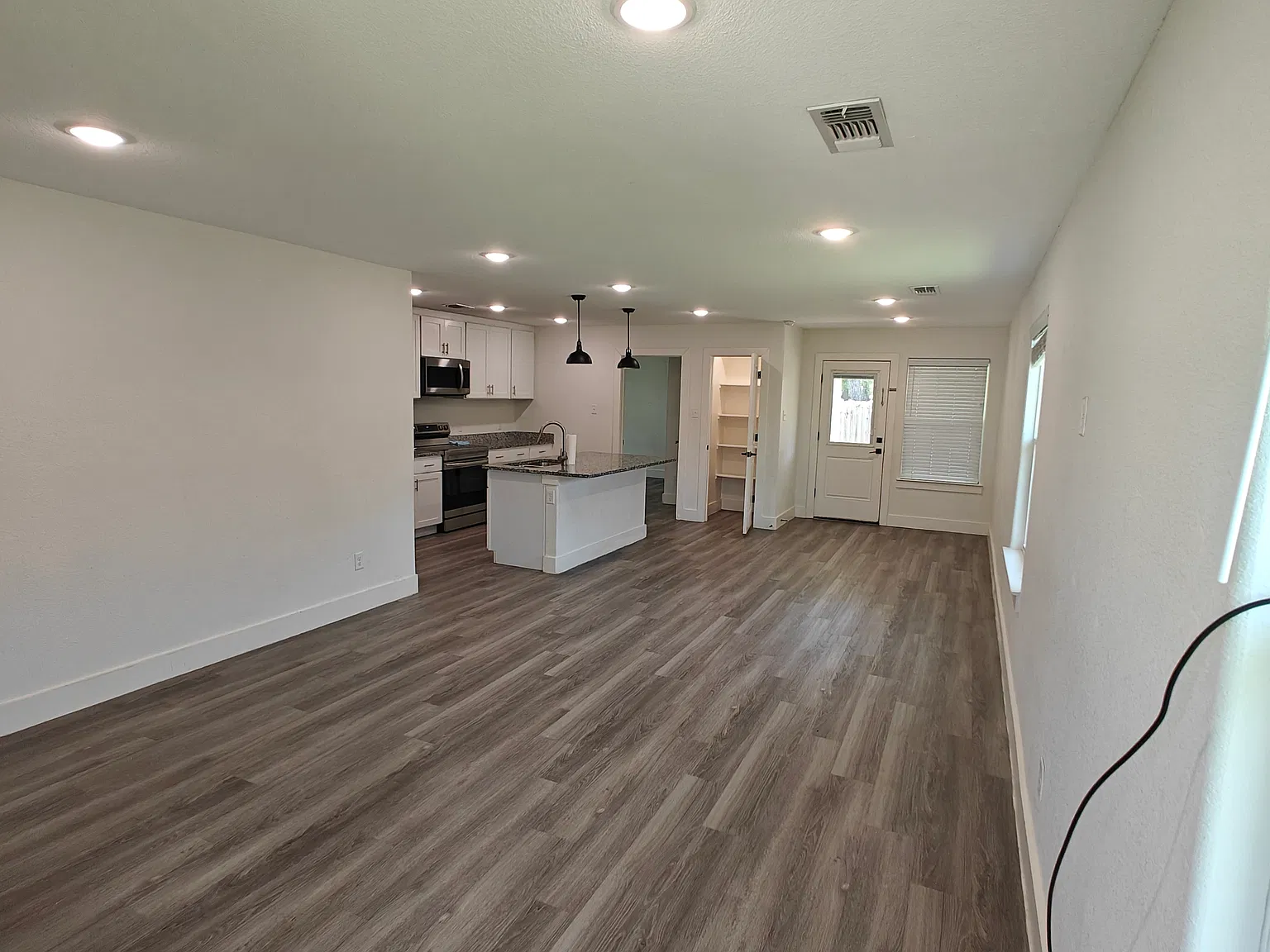3 bed, 1215 sqft, $1,595 — Photo 3