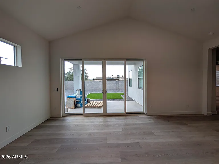 826 W 12th St — Photo 11