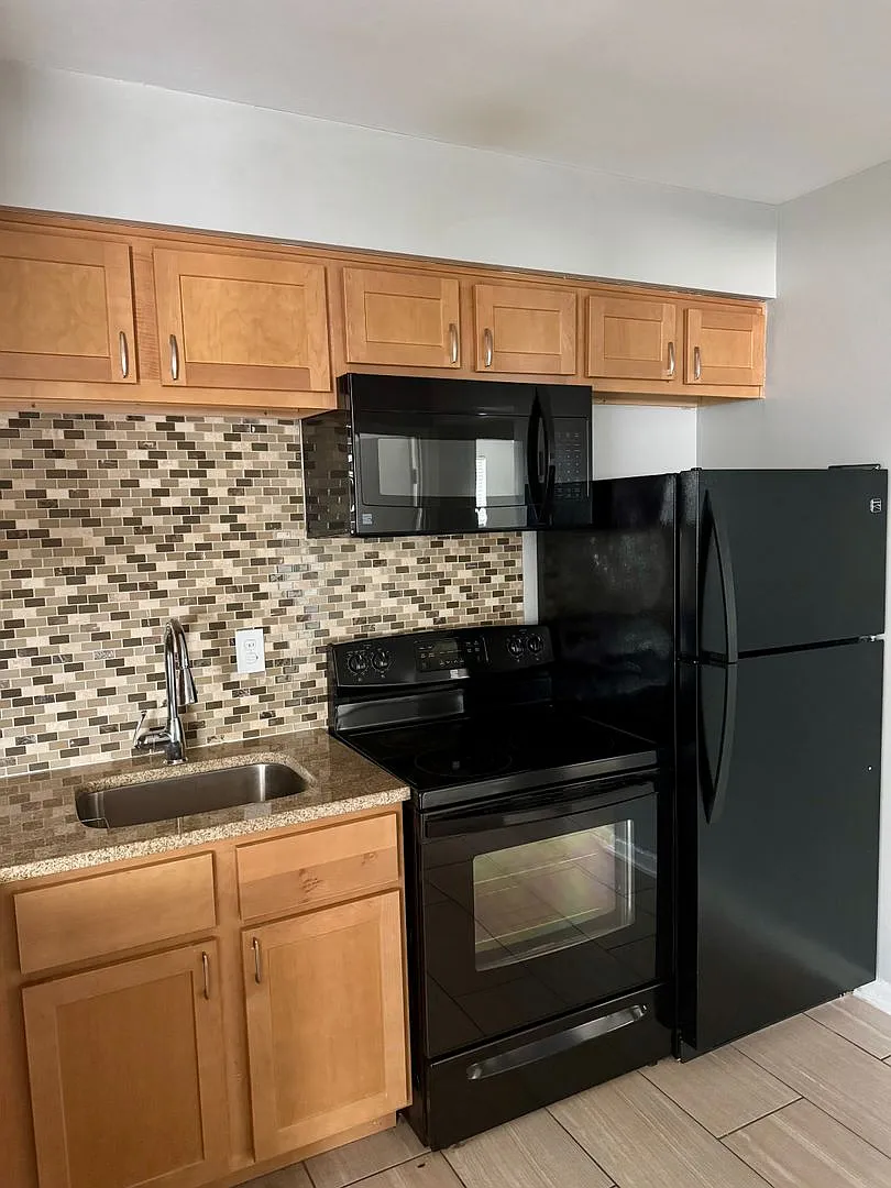 2596 Madison - Rookwood Court — Photo 2