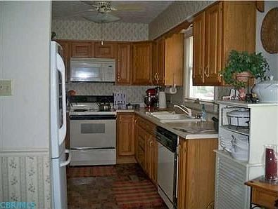 5th image of 854 Lake Shore Dr W