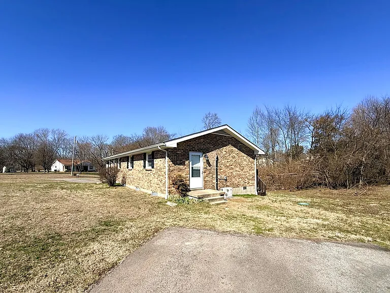 2121 Bracey Cir — Photo 28