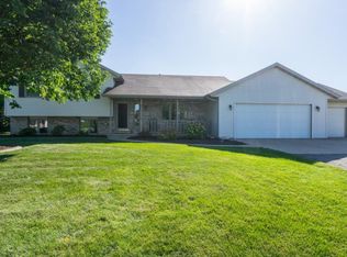 N9580 Emerald Ln, APPLETON, WI 54915